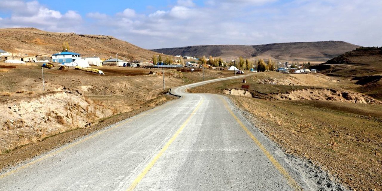 Kars'ın Geçit köyü beton yola kavuştu