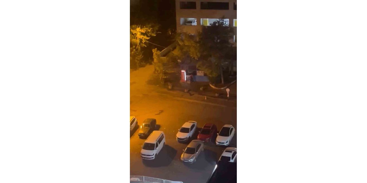 Diyarbakır'da etrafa aldırmadan büfenin camlarını alaşağı etti