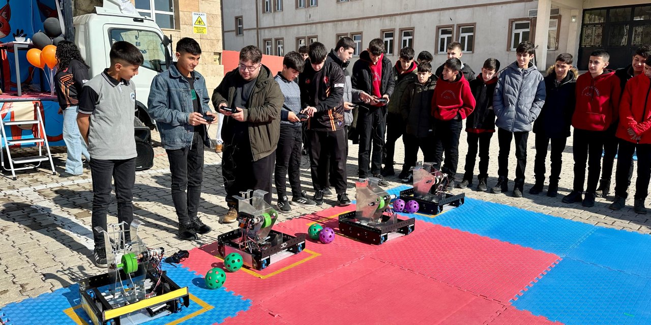 İstanbul’dan Yüksekova’ya robotik takımların kurulması için ilham vermeye geldiler