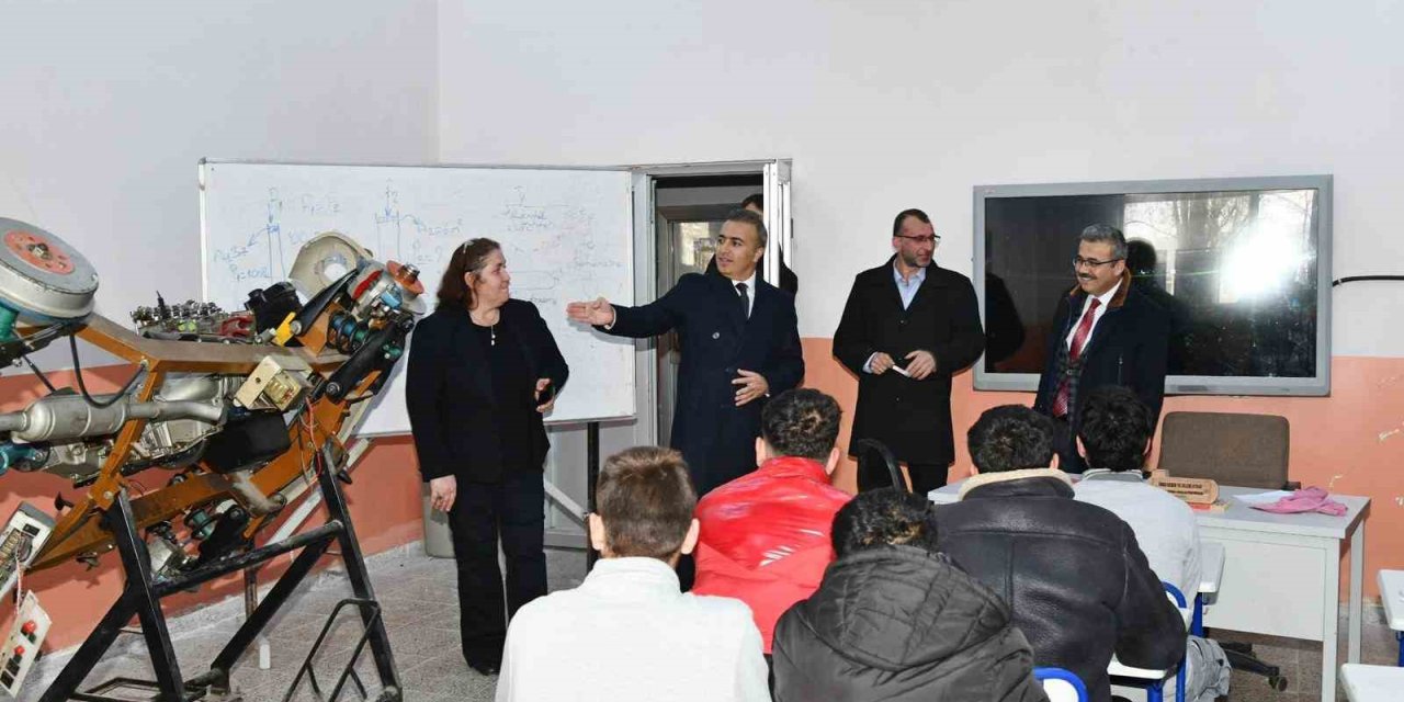 Vali Çiçek’ten okul ziyareti