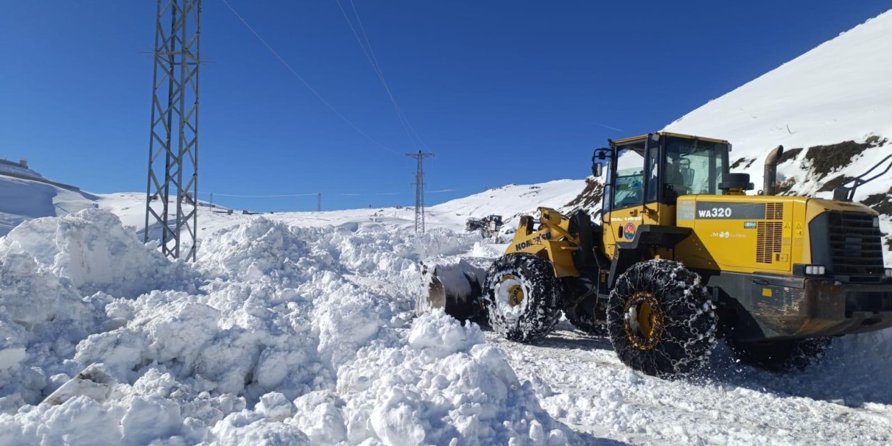 Beytüşşebap'ta kardan 2 köy yolu kapandı