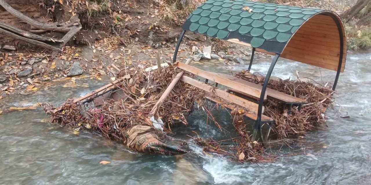 Palu’da Teke Deresi taştı: banklar sürüklendi