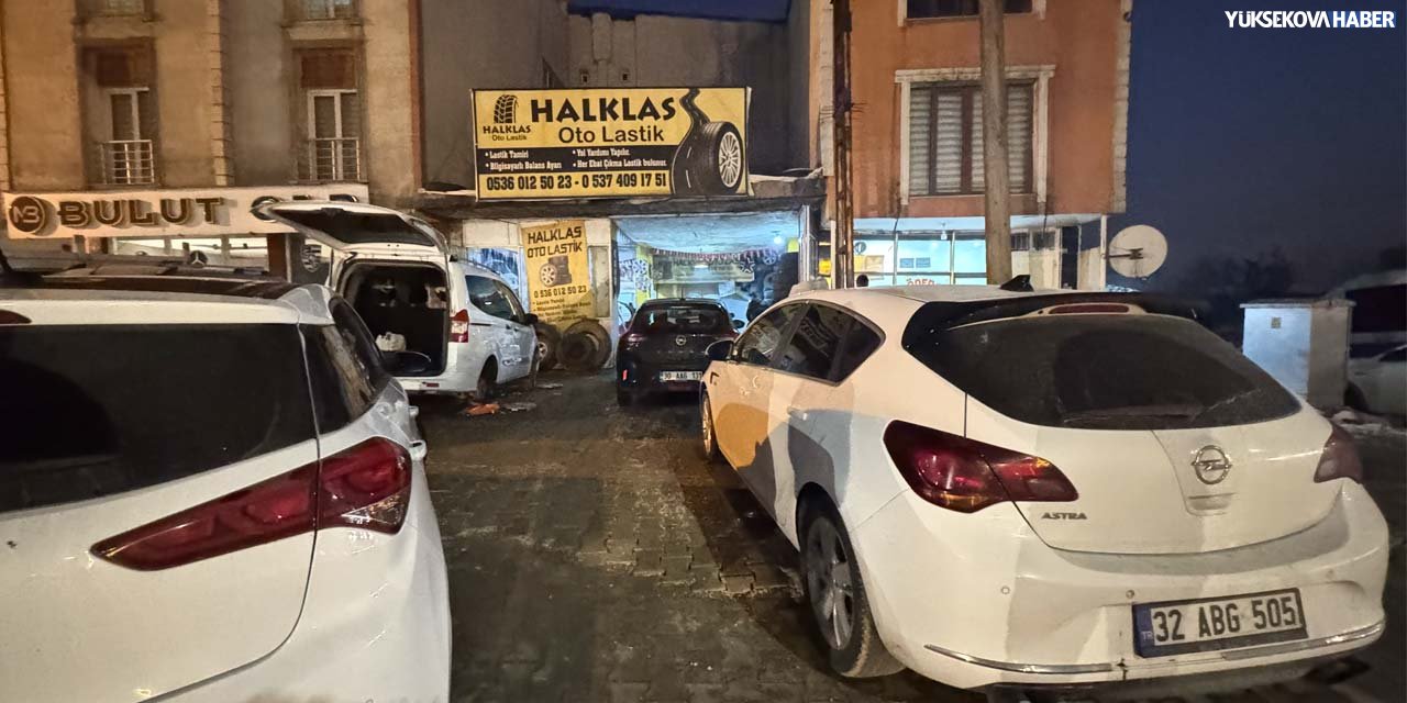 Yüksekova’daki lastikçilerde gece mesaisi