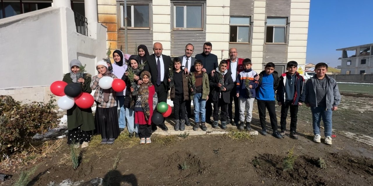 Yüksekova’da fidan dikimi