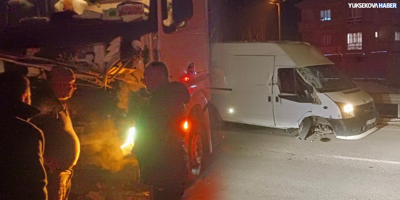 Yüksekova’da TIR ile minibüs çarpıştı: 2 yaralı