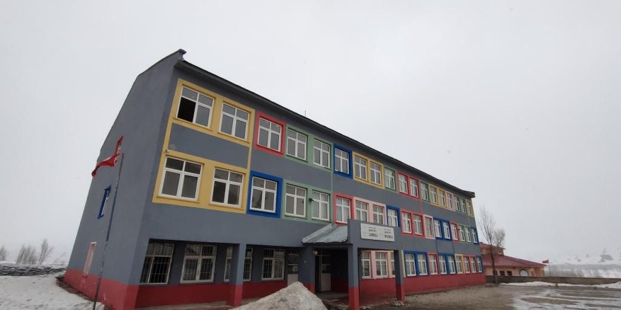 Yüksekova'da depreme dayanıksız olan Kadıköy Ortaokulu ve İlkokulu için yıkım kararı