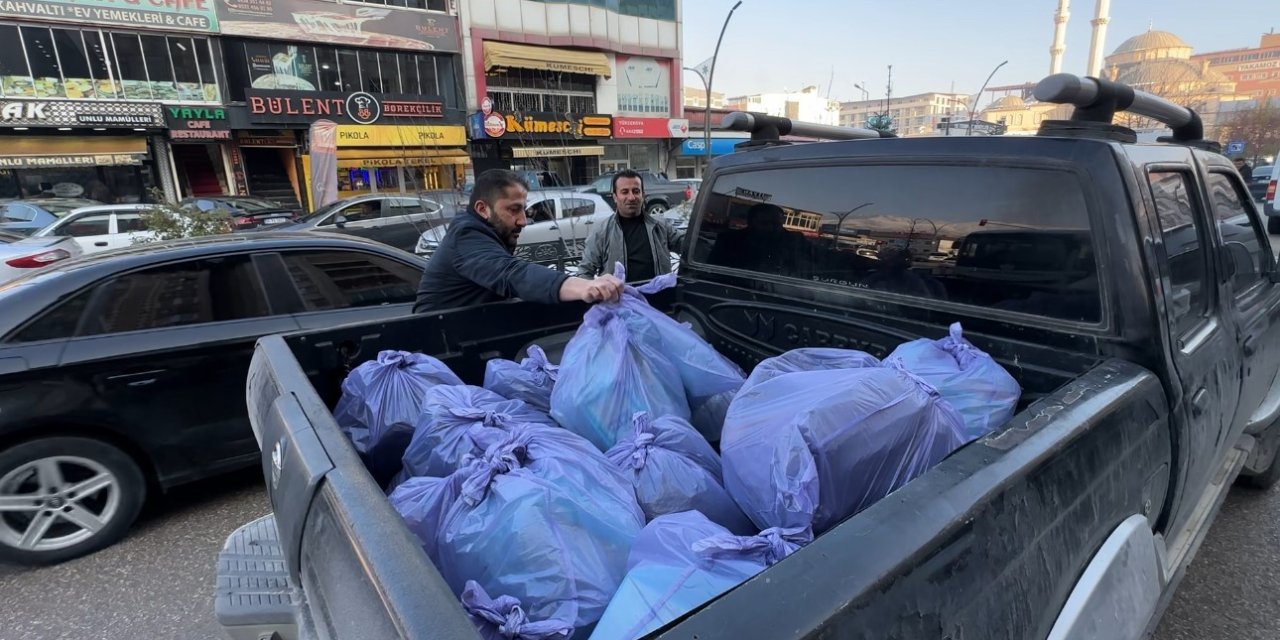 Yüksekovalı esnaftan vefa örneği: 30 yıllık esnaf, kalan tüm kırtasiye malzemesini 500 öğrenciye hediye etti