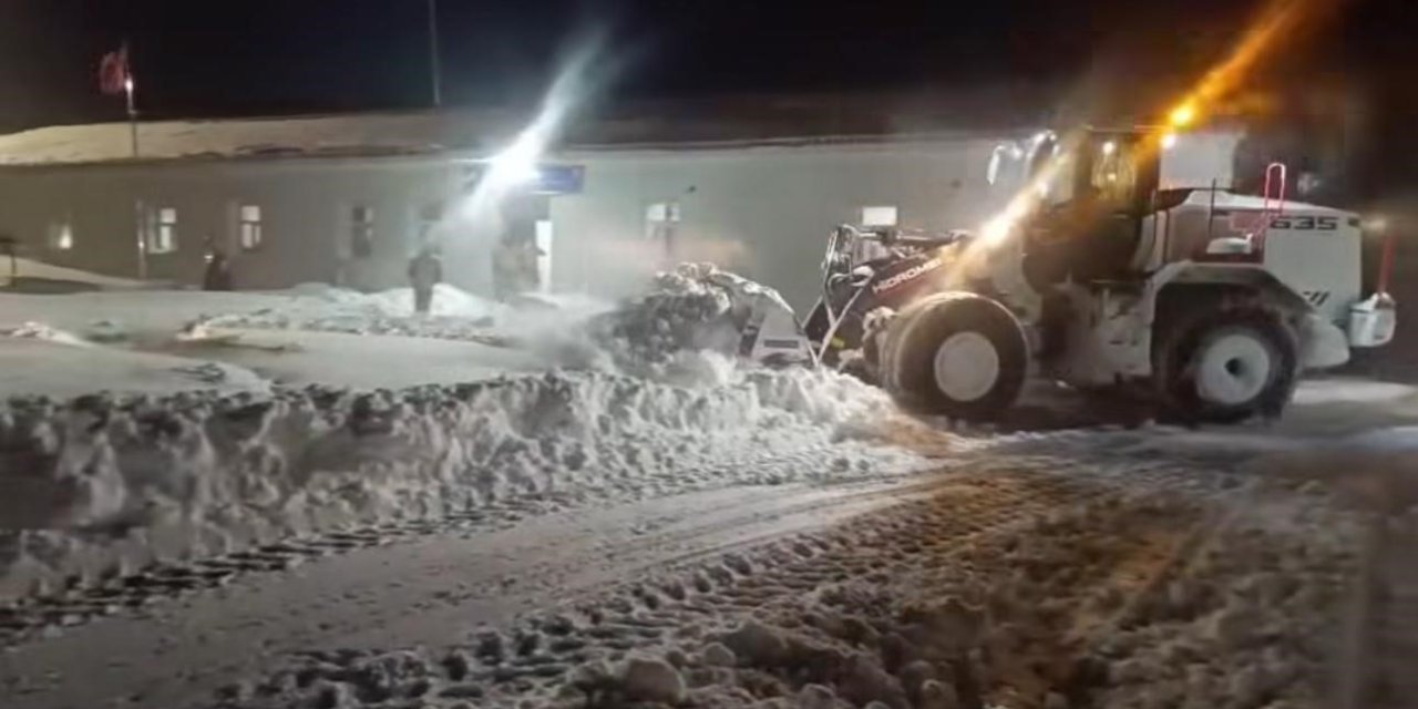 Beytüşşebap'ta kar mesaisi gece de devam etti