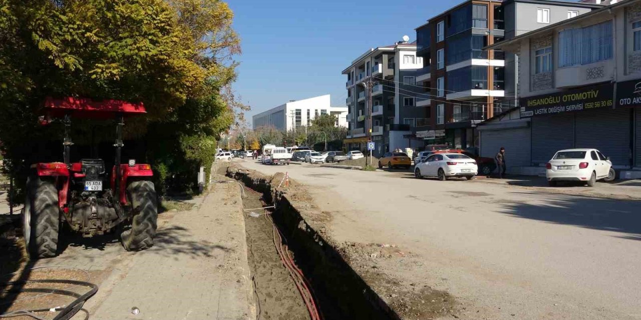 VEDAŞ’ın günlerce açık bıraktığı çukurlar kazalara davetiye çıkarıyor