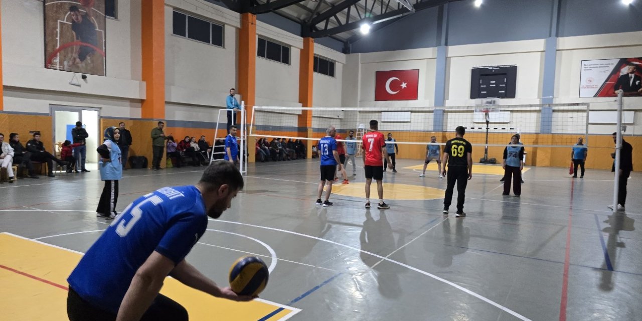 Yüksekova’da 24 kasım öğretmenler günü voleybol turnuvası
