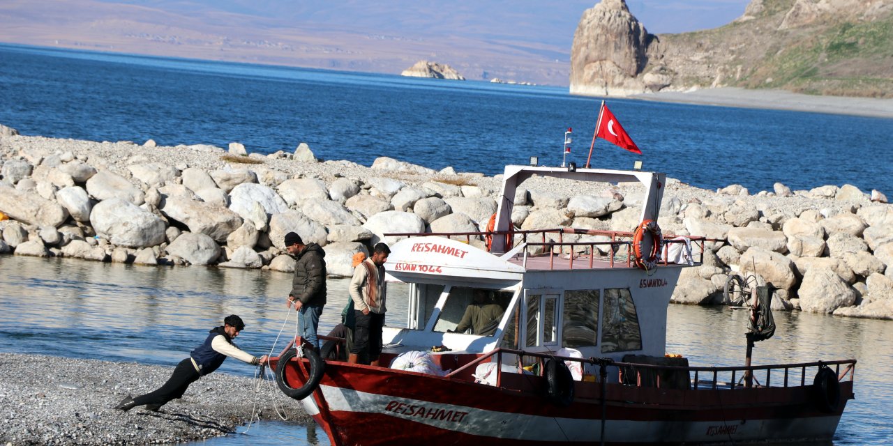 Van Gölü'ndeki balıkçı tekneleri, çekilme nedeniyle limana yanaşmakta zorlanıyor