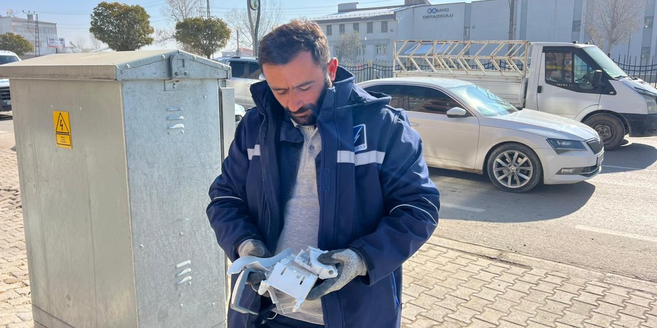 Yüksekova İpekyolu’nda elektrik kutularına zarar verildi