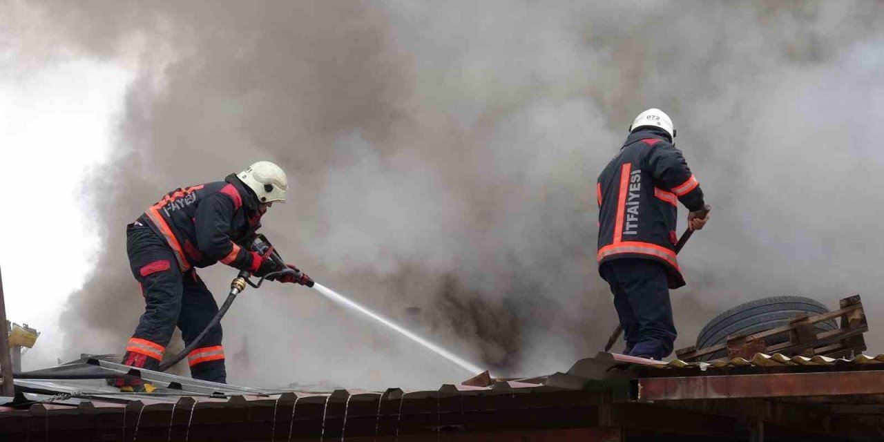 Malatya’da sanayi sitesindeki yangın söndürüldü