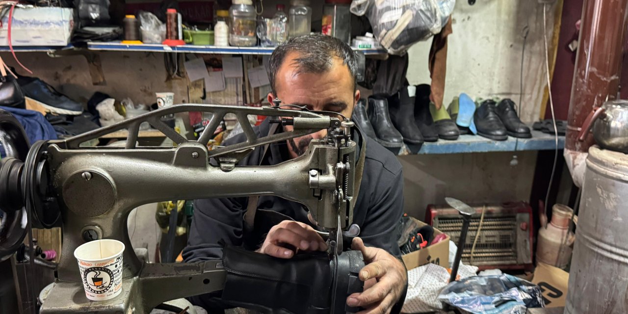 Yüksekova’da ayakkabı tamircilerinde kış yoğunluğu