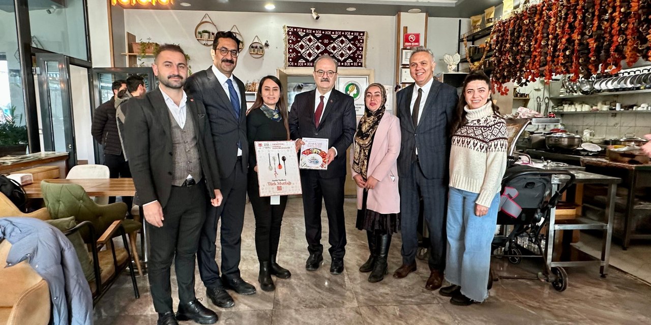 Yüksekova'da Bakan Yardımcısı Serdar Çam, Demeter Kadın Kooperatifi’ni ziyaret etti