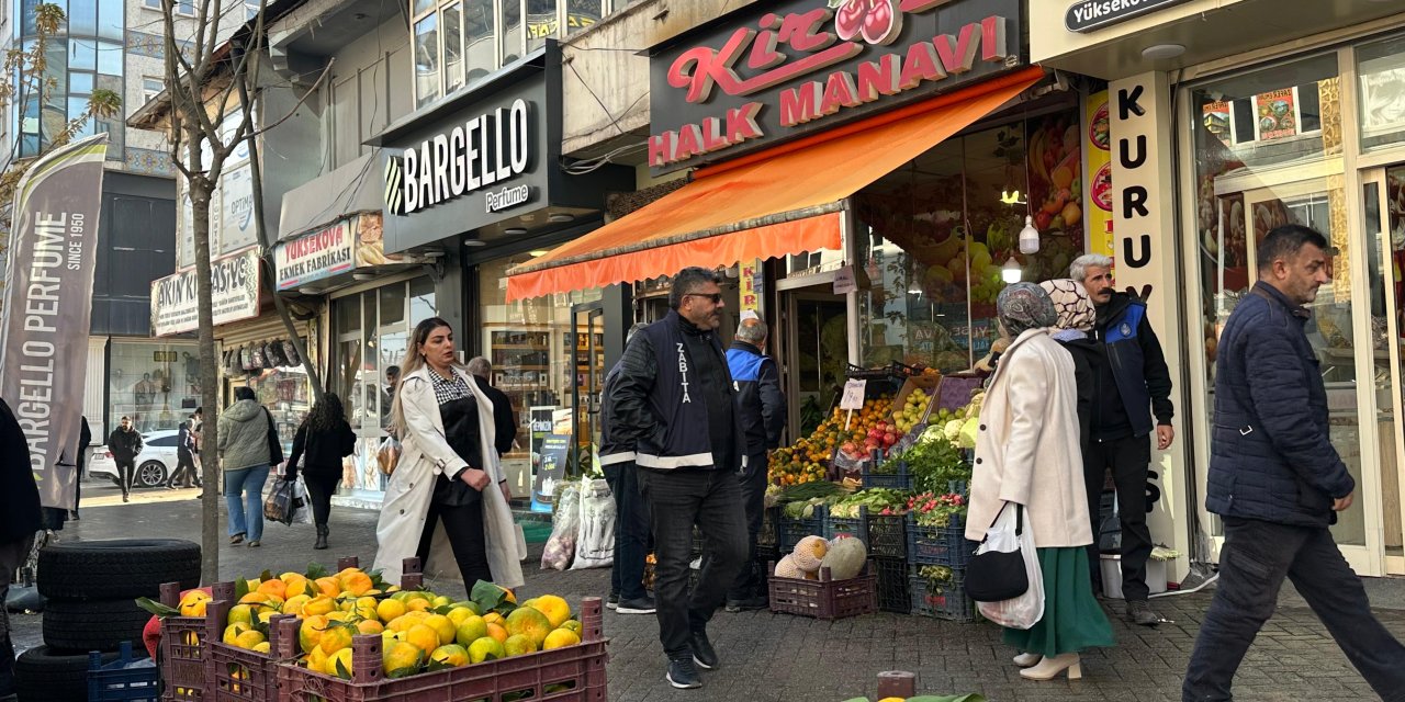 Yüksekova’da zabıtadan kaldırım işgali denetimi: Kurallara uymayan esnafa işlem uyarısı