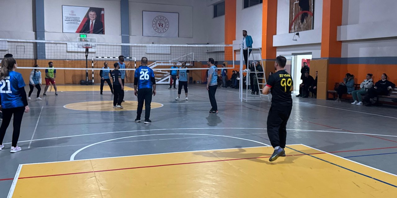 Yüksekova’da Öğretmenler Günü voleybol turnuvası başladı