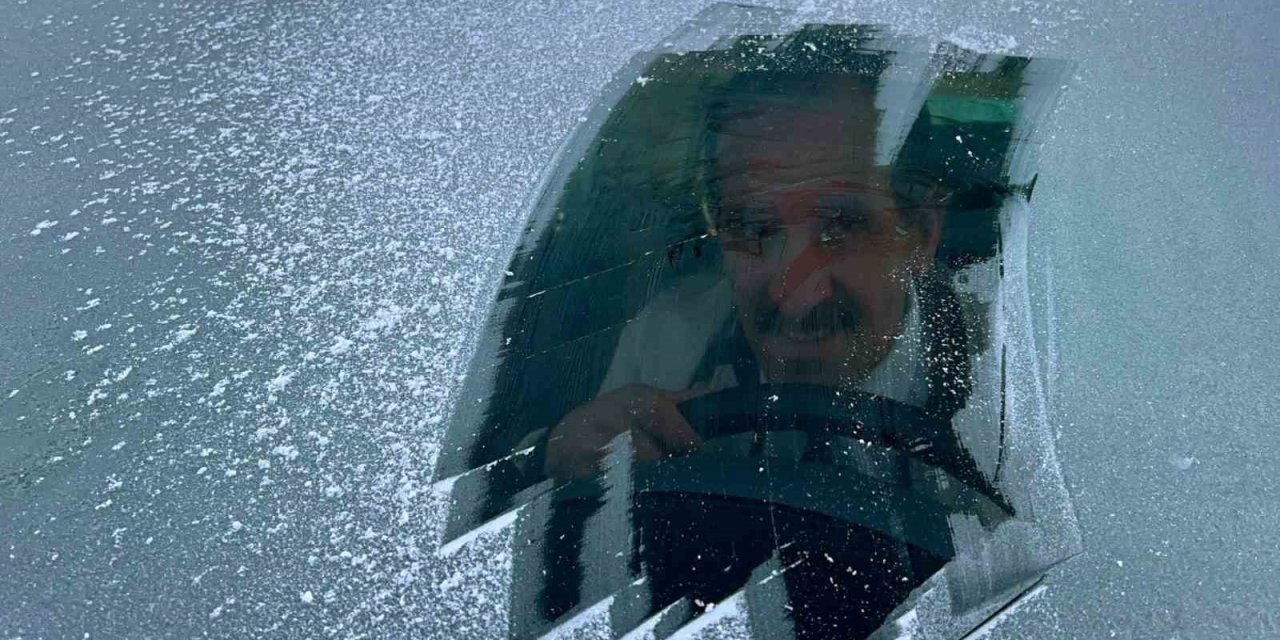 Erzincan'ın Refahiye ilçesi buz tuttu