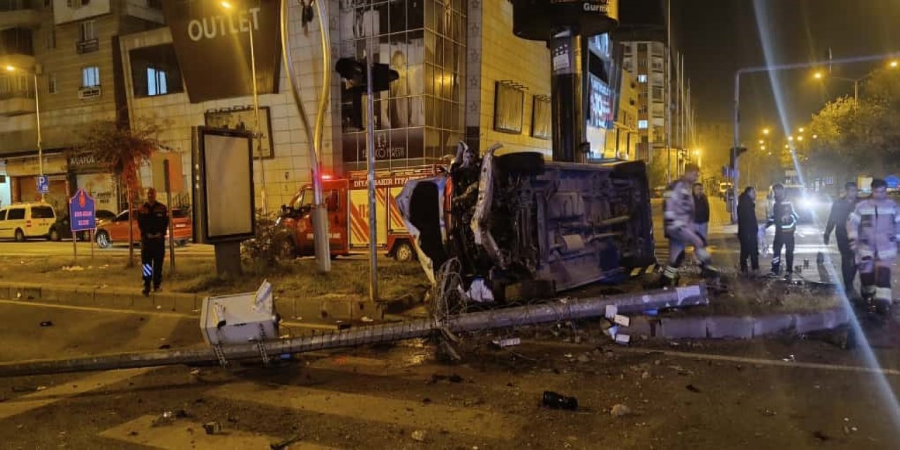 Diyarbakır’da minibüs devrildi: 4 kişi yaralandı