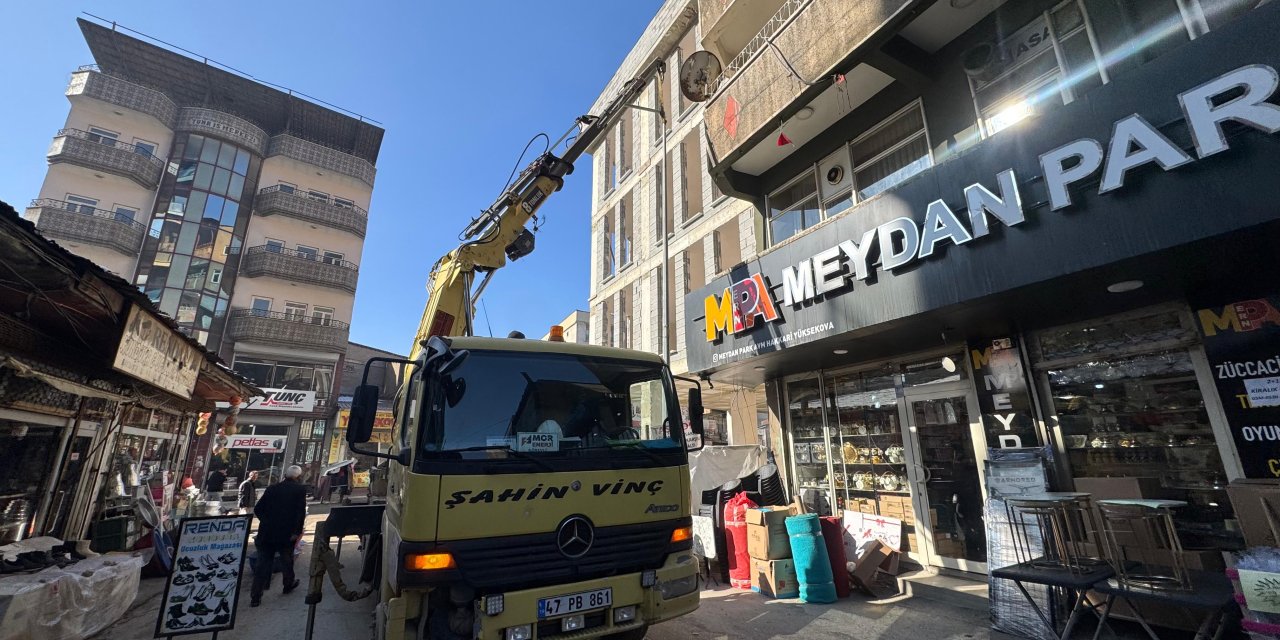 Sanat Sokağı’nda aydınlatma direği montajı sürüyor