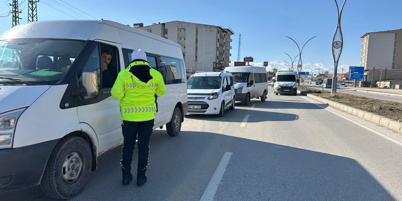 Yüksekova’da trafik ekiplerinden İpekyolu Caddesi’nde denetim