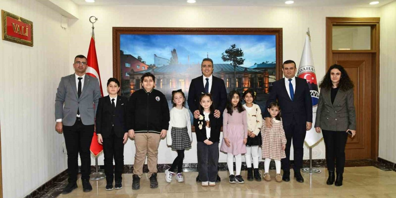 Vali Çiçek, 20 Kasım Dünya Çocuk Hakları Günü’nde çocuklarla bir araya geldi