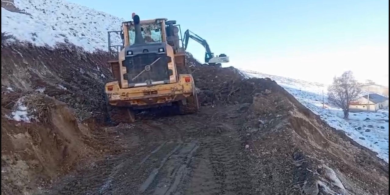 Karlı Köyü’nde yol genişletme çalışması