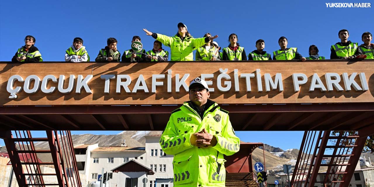 Hakkari’de öğrenci, öğretmen ve velilere ‘okul geçidi görevlisi’ eğitimi verildi