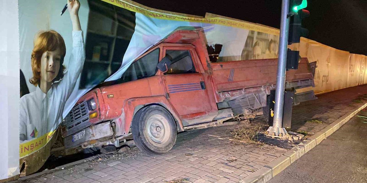 Freni patlayan kamyon önce otomobile ardından inşaat bariyerine çarptı: 2 kişi yaralandı