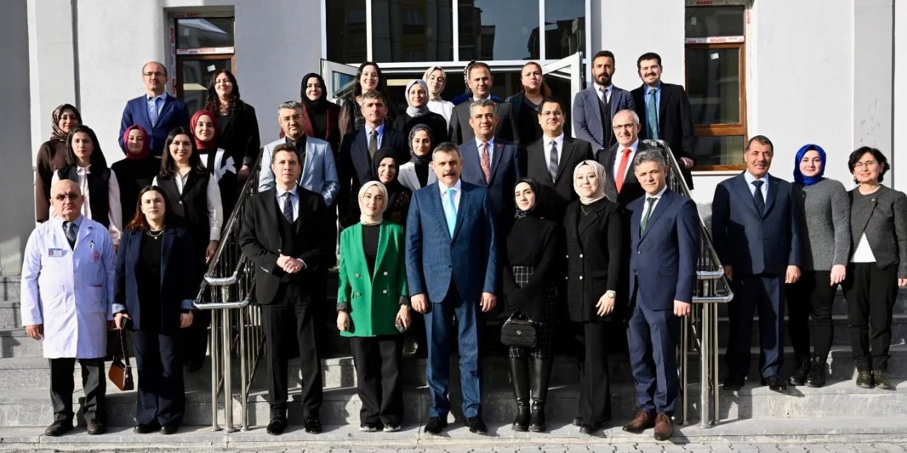 Vali Çiftçi öğrenci ve öğretmenlerle bir araya geldi