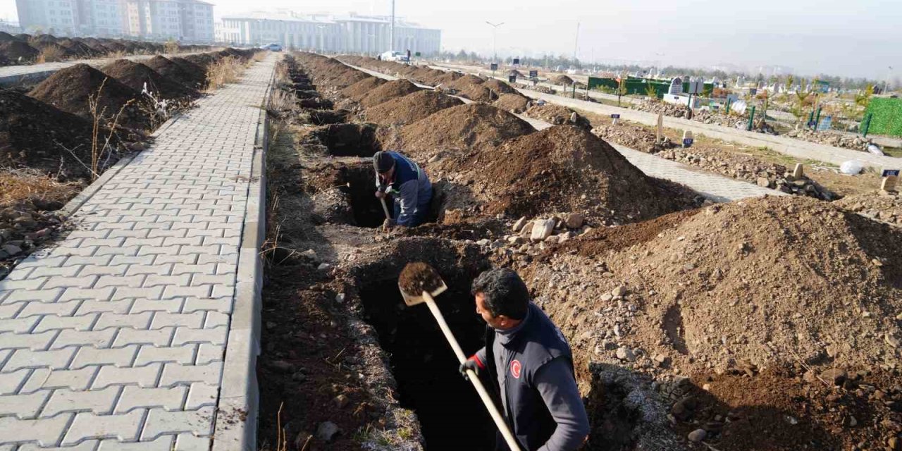 Erzurum’da kış öncesi mezar hazırlığı