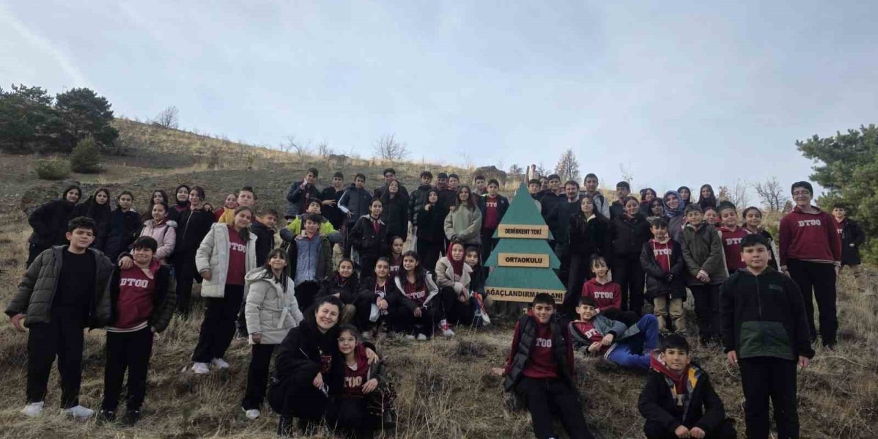 Erzincan'da öğrencilerinden örnek fidan dikimi etkinliği