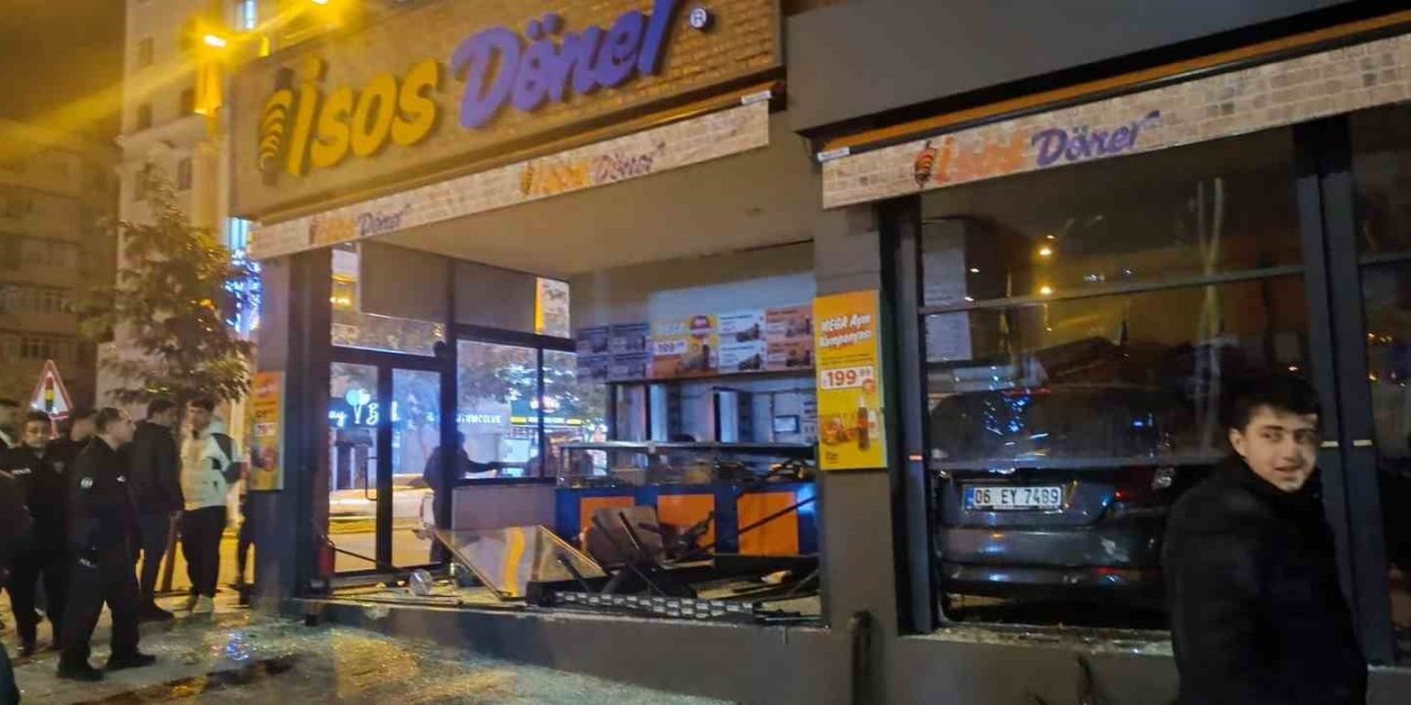 Şanlıurfa'da kontrolden çıkan otomobil, yeni açılan dönerciye daldı