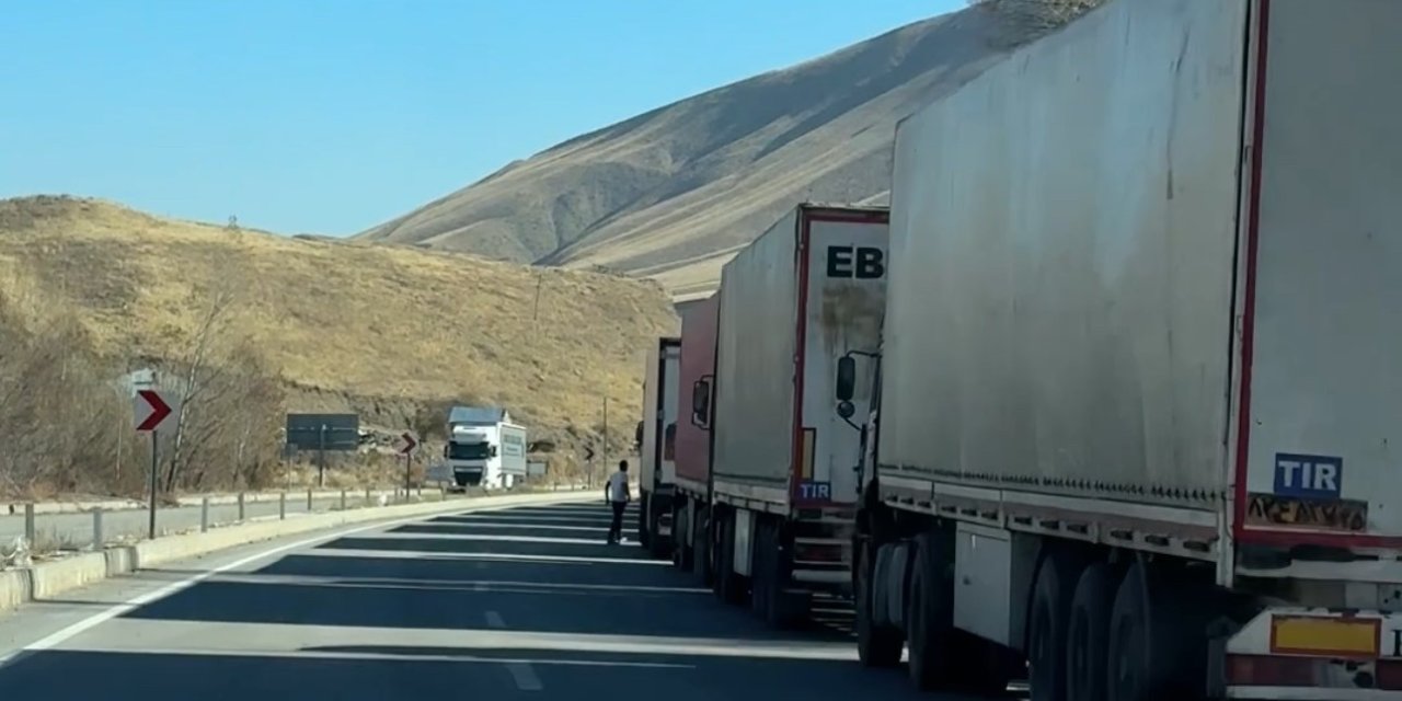 Esendere’de tır kuyruğu 2 kilometreyi buldu