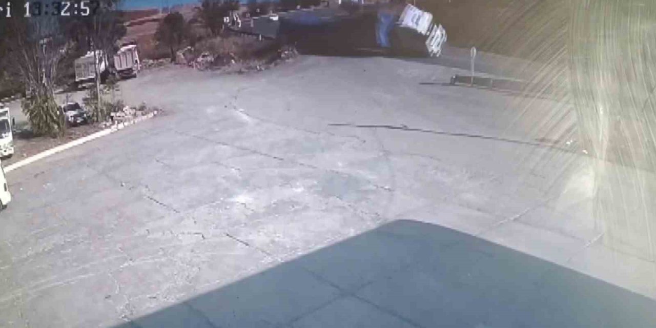 Adıyaman'da saman balyalarının yüklü olduğu tır yan yattı