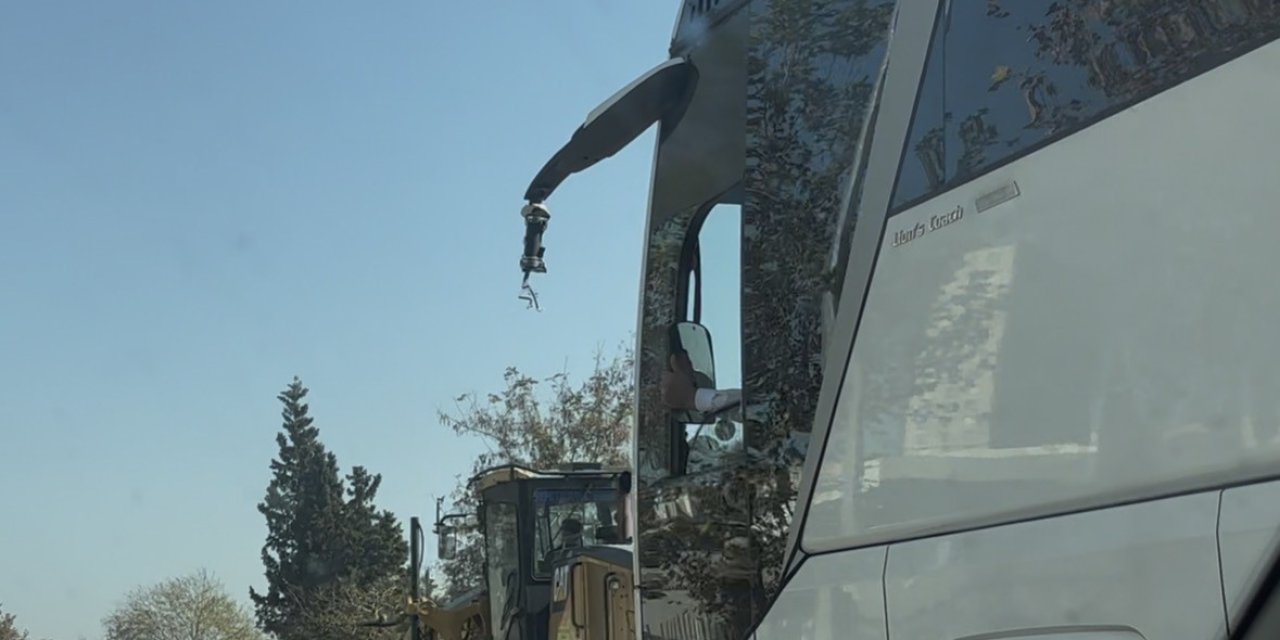 Kırılan aynayı eliyle tutup yolculuğa devam etti