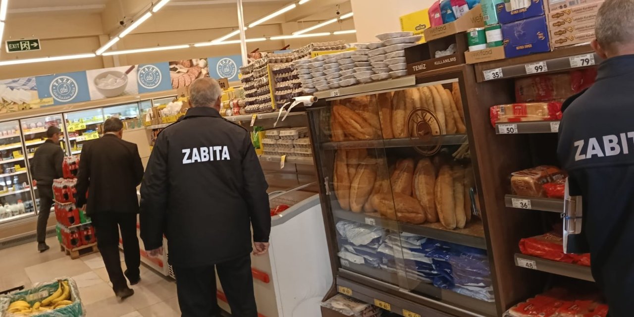 Hakkari’de zabıta denetimlerinde son kullanma tarihi geçmiş ürünler imha edildi