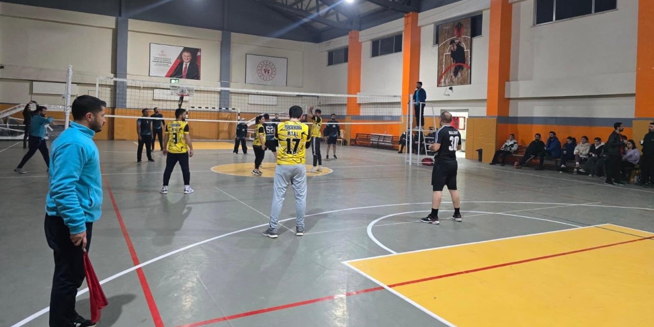 Yüksekova’da 24 Kasım Öğretmenler Günü Voleybol Turnuvası sürüyor