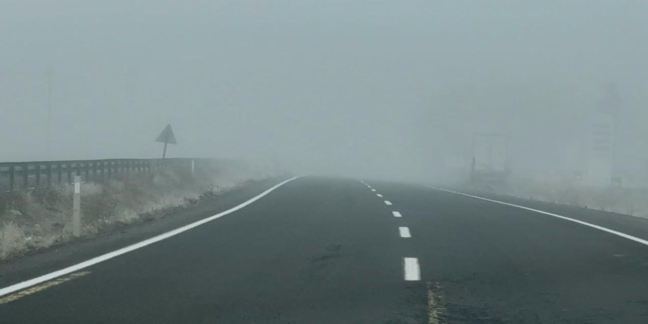 Ağrı’nın Patnos ilçesinde yoğun sis ulaşımı olumsuz etkiliyor
