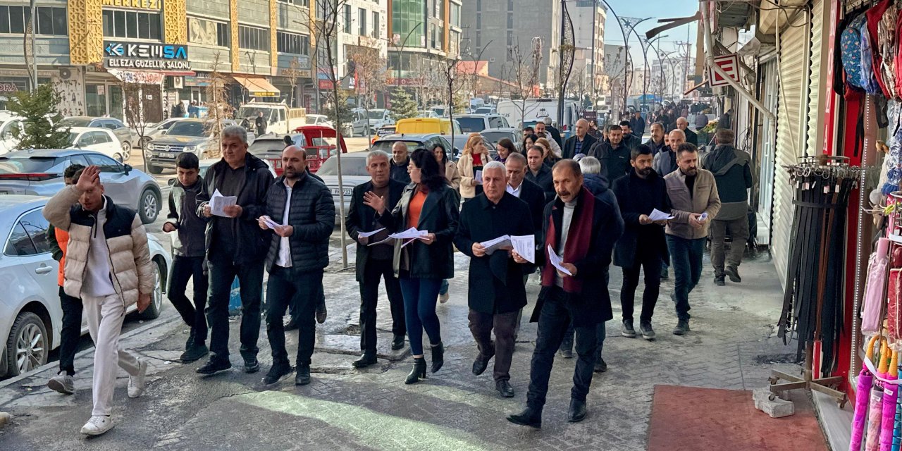 DEM Parti Yüksekova İlçe Örgütü, 2. Olağan Kongre için broşür dağıttı