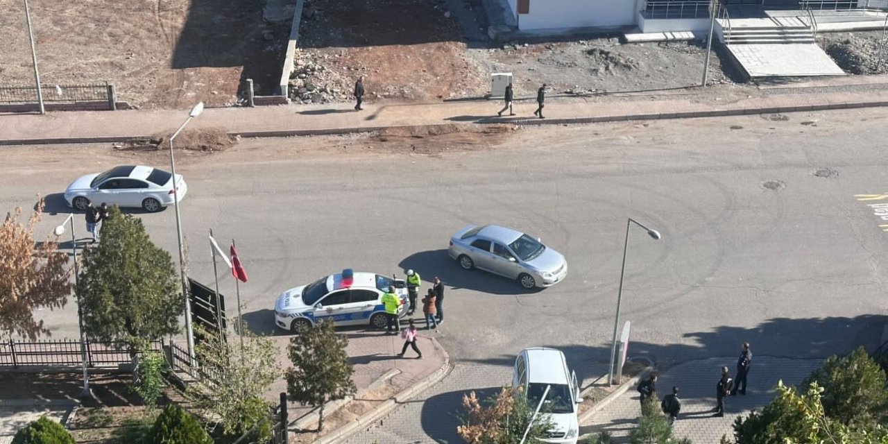 Kurtalan'da hastane bahçesine girmek isteyen sürücü refüje çıktı