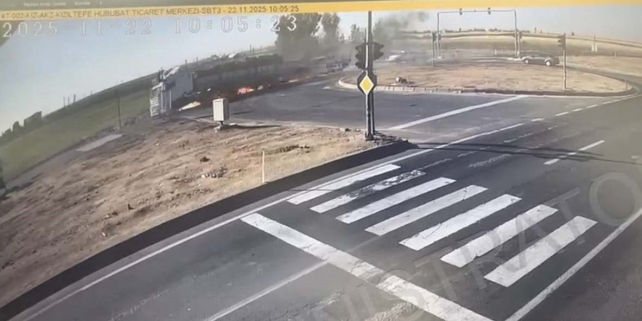 Kızıltepe'de 2 tır ile SUV tipi aracın çarpıştığı kaza sonrası alev alan tır söndürüldü