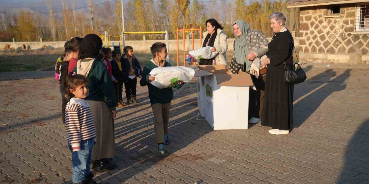 Almanya’dan Muş’a gönülleri ısıtan yardım: Bin çocuğa kışlık yardım