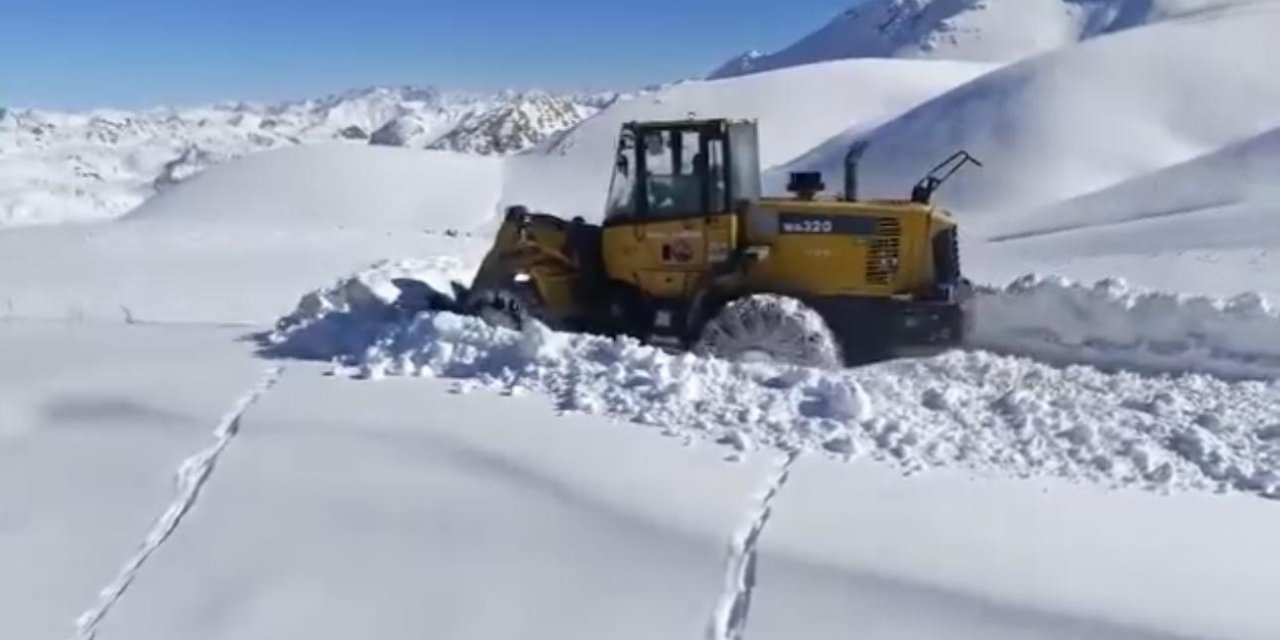 Beytüşşebap'ta karla mücadele çalışmaları devam ediyor