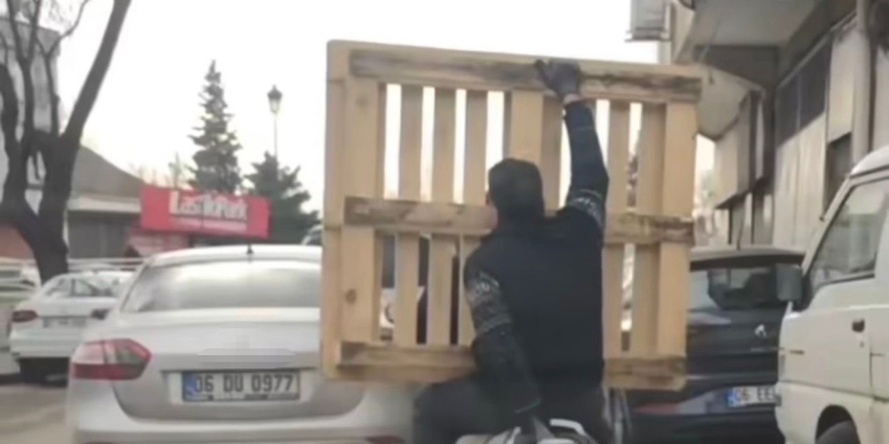 Antep’te tehlikeli yolculuk: Motosiklet üzerinde palet taşıdı