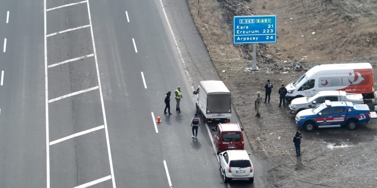 Kars’ta 44 ekip ve 197 jandarmanın katılımıyla huzur ve güven uygulaması