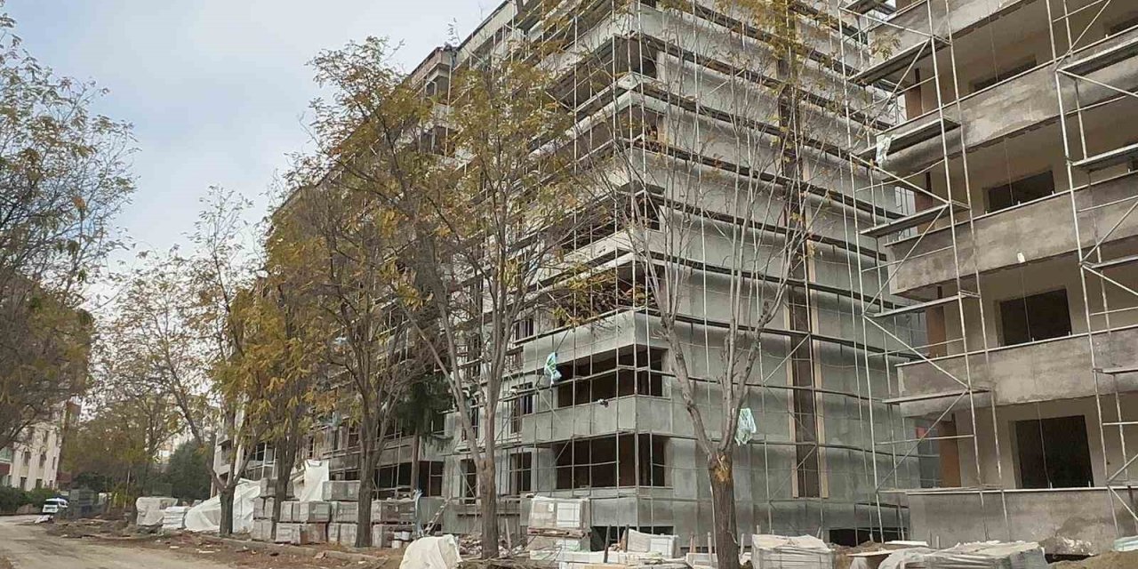 Elazığ’da inşaattan düşen işçi ağır yaralandı