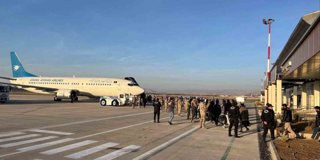Van’da 300 göçmen ülkelerine geri gönderildi