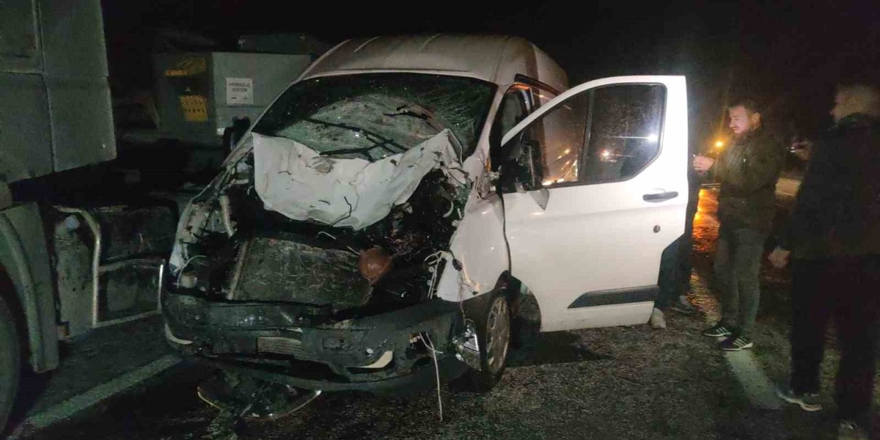 Van’da minibüs ve otomobil ineğe çarptı: 2 kişi yaralandı, inek telef oldu