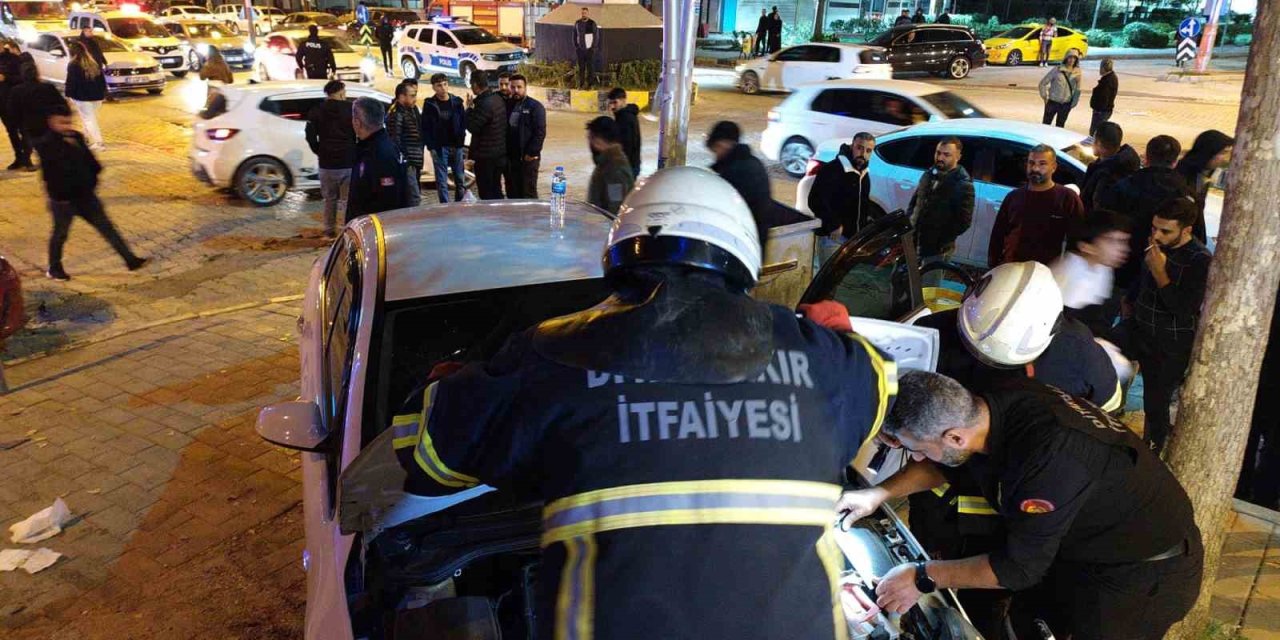 Otomobil, iş yeri merdivenine çarptı: 4 kişi yaralandı